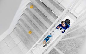 kuva kahdesta ihmisestä portaikossa