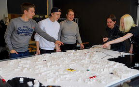 Opiskelijat tutustuvat pienoismalliin