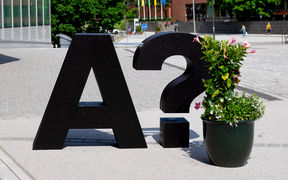 Aallon logo kesäisellä kampuksella