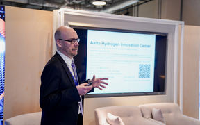 Professor Mika Järvinen giving a presentation at the COP28 Finland Pavilion. Photo: Business Finland 