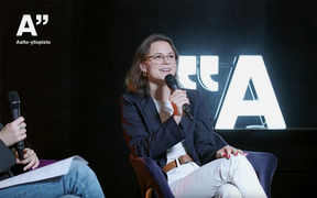 Opiskelijat keskustelevat paneelissa.