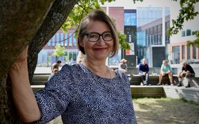 Pschologist Merita Petäjä, smiling in the summer in Otaniemi, Finland