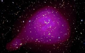 Galaksiryhmä useiden tähtien ja galaksien ympäröimänä tummalla taustalla, keskellä suuri magentanvärinen pilvi.