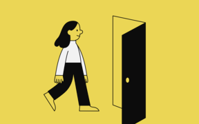 Kuvitus henkilöstä kävelemässä kohti avointa ovea keltaisella taustalla.