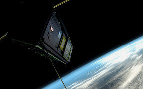 Pieni A1-satelliitti kiertämässä Maata, joka näkyy taustalla avaruuden pimeyttä vasten.