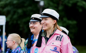 Opiskelijaryhmä valkoisissa lakeissa ja haalareissa