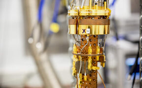 Lähikuva tieteellisestä instrumentista, jossa kultaa ja pronssia, johtoja ja merkintöjä laboratoriossa.