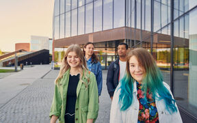Opiskelijoita Kauppakorkeakoulun edessä