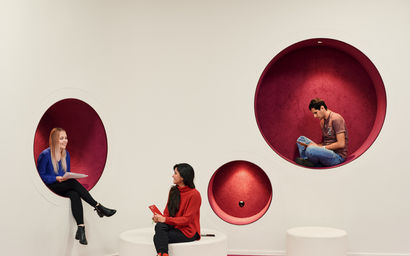 Ihmisiä oppimiskeskuksessa/people in at the learning center 