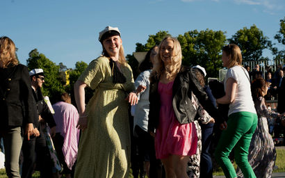 Onnelliset valmistuneet tanssimassa Aalto yliopiston Graduation Partyssa 2024