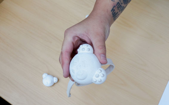 Lapsen elintoimintoja mittaava älyranneke, kuva: Aalto-yliopisto / Linda Koskinen