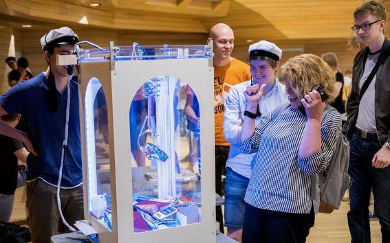 Kourapeli Sähköpajakurssin loppunäytöksessä, kuva: Aalto-yliopisto / Mikko Raskinen