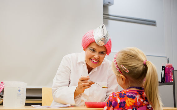 Tutkija Pii Sähkötekniikan korkeakoulu perhepäivässä, kuva: Tuomas Sauliala (vain perhepäivän viestintään)