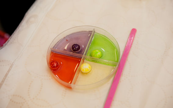 Sähkötekniikan korkeakoulun perhepäivän karkkityöpaja, kuva: Tuomas Sauliala (kuvaa voi käyttää vain perhepäivän viestinnässä)