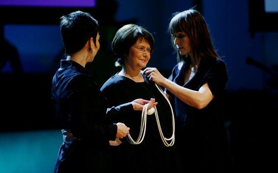 Tuula Teeri (centre) was the first president of Aalto University.