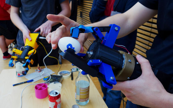 Protopajakurssilla toteutettu käsi robotille, kuva: Aalto-yliopisto / Linda Koskinen