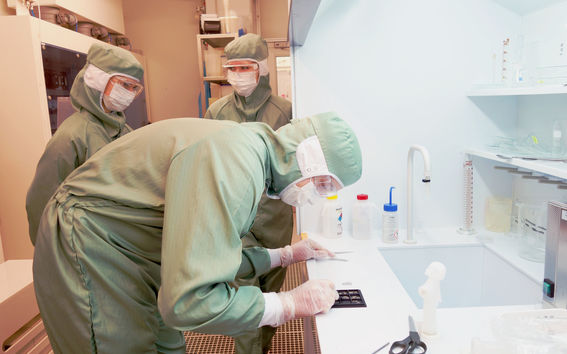 Lukiolaiset valmistavat grafiitista grafeenia mikro- ja nanotekniikan kärkikurssilla, kuva: Aalto-yliopisto / Linda Koskinen