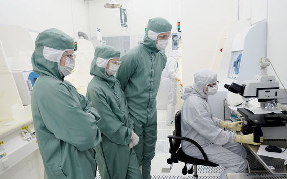 Lukiolaiset pääsivät analysoimaan valmistamansa exfolioidun grafeenin paksuutta mikro- ja nanotekniikan kärkikurssilla, kuva: Aalto-yliopisto / Linda Koskinen