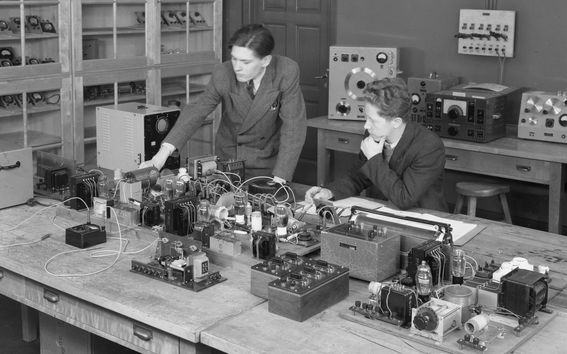 Opiskelijoita sähköteknillisessä laboratoriossa. Kuva: Aalto-yliopiston arkisto.