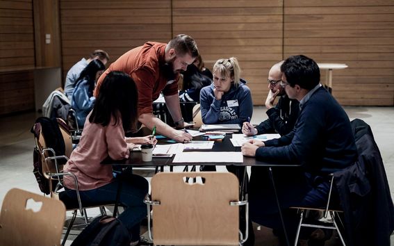 Kuvassa opiskelijatiimi, jota Aallon tutkija valmentaa.