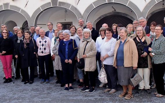 Iloinen senioriryhmä tekniikan museolla Borovnicassa lähellä Vrhnikan kaupunkia