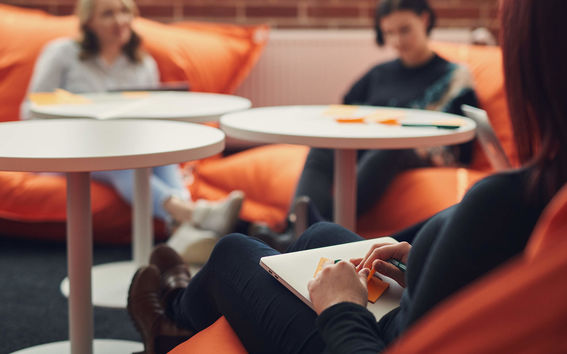 Mentoring discussion photo Unto Rautio