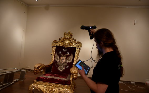Kulttuurihistoriallisesti arvokkaita esineitä on helppo ja nopea mallintaa 3D:nä. Kuvassa esimerkkinä keisarin valtaistuin Kansallismuseosta.  © Aalto-yliopisto, Hannu Hyyppä ja Juho-Pekka Virtanen.