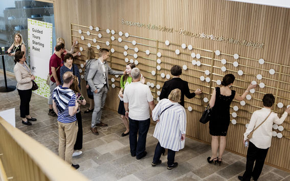 Alumnit tutustuivat lahjoittajatauluun. Kuva: Lasse Lecklin / Aalto-yliopisto