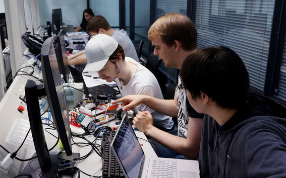 Aalto University / projektiryhmä rakentaa kilpa-autoa / photo: Linda Koskinen