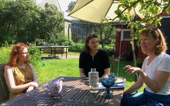 Peppi Seppälä, Julia Lohmann and Minna Halme discussing