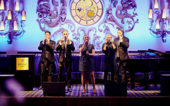 Lauluyhtye Club For Five esiintyi Suomen Liikemiesten Kauppaopiston Säätiö sr:n 70-vuotisjuhlissa.