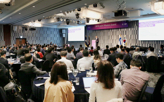 Aalto EMBA -alumnit ja Prof. of Practice Pekka Mattila puhumassa