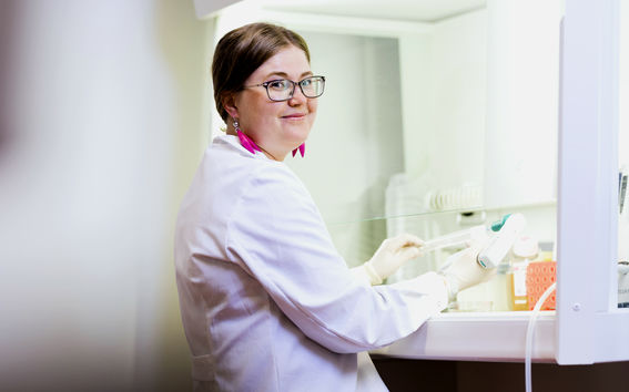 Akatemiatutkija Emilia Peltola työskentelemässä laboratoriossa. Kuvaaja: Iiro Immonen.