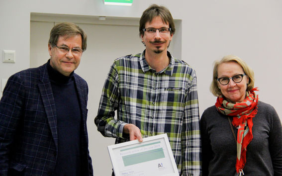 Akatemiatutkija Pekka Peljo on onnistunut monipuolistamaan ja laajentamaan erinomaisella työllään tutkimusrahoitustaan. Kuva: Kitty Norros / Aalto-yliopisto