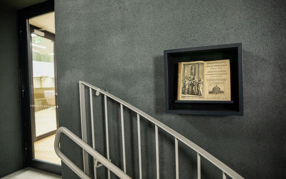 Vitriinissä on kirja Aristoteleen Etiikka (1716). Kuva: Mikko Raskinen / Aalto-yliopisto