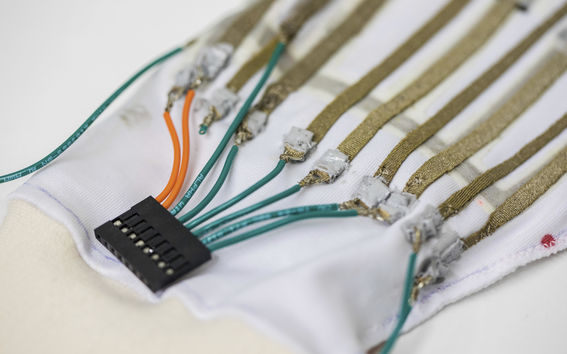 Sähköjohtoja kankaan päällä, kuva: Mikko Raskinen