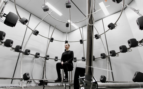 Kuunteluhuone akustiikan laboratoriossa