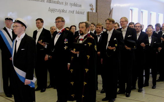 Kauppakorkeakoulun professorikunta kanslerin ja rehtorin johdolla vuoden 2001 promootiossa