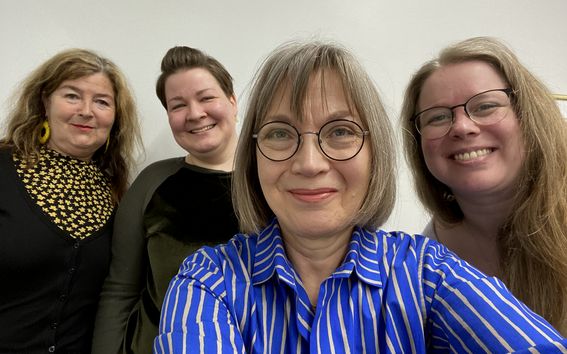 Aaltoartsbooksilaiset eli Sanna Tyyri, Maija Lähteenmäki, Annu Ahonen ja Suvi-Kukka Salonen. 