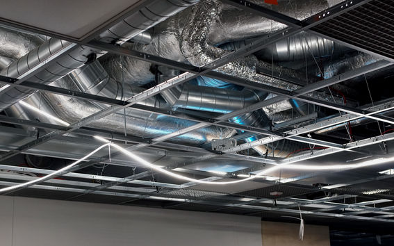 Talotekniikkaa sisäkatossa.