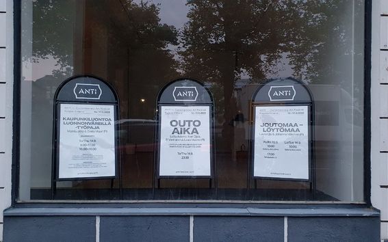 Opiskelijoiden näyttelyjä mainostavat kyltit Ars Liberassa. Kuva: Akseli Muraja, ANTI-festival 2023
