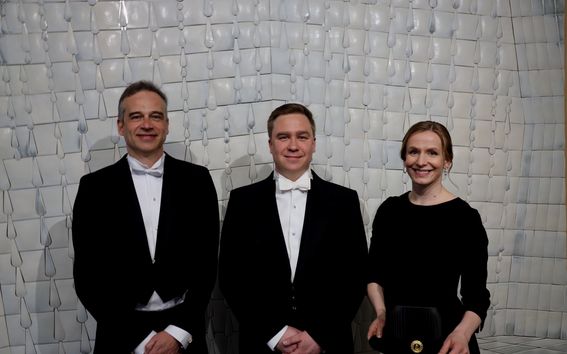 Kolme henkilöä poseeraa väitöstilaisuuden jälkeen.