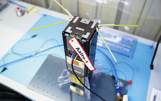 Lähikuva Aalto-1-satelliitista.