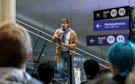 Vararehtori Petri Suomala puhuu yleisölle