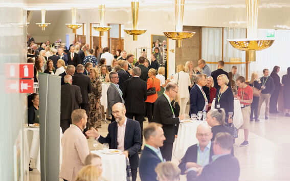 Jaakko Honko -tilaisuuden päätteeksi nautittiin tarjoiluista ja keskustelu kävi vilkkaana.