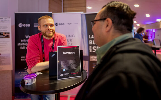Joonas, from the Aavuus team, explaining to an attendee at NORDEEP 2025 about their technology