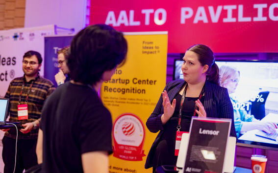 Lisa Theman, from Lensor, explaining to an attendee at NORDEEP 2025 what her copany does