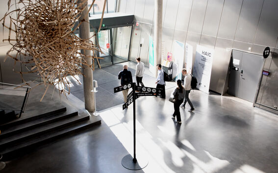 Studenter i lobbyn på T-huset