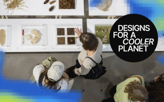 Ihmiset katsovat luonnonmateriaalinäytteitä valkoisilla pöydillä, teksti: Designs for a cooler planet.