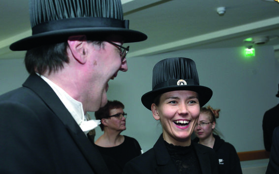 Uudet tekniikan tohtorit keskustelevat promootioaktin jälkeen. Kuvaaja: Aalto-yliopisto / Adolfo Vera